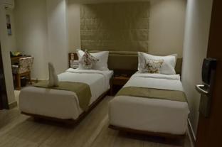 hotel blue lagoons manjalpur