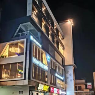 hotel blue lagoons manjalpur