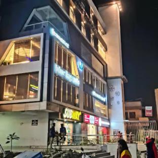 hotel blue lagoons manjalpur