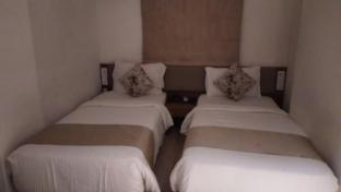 hotel blue lagoons manjalpur