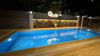 quality gold suit hotel