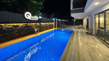 quality gold suit hotel