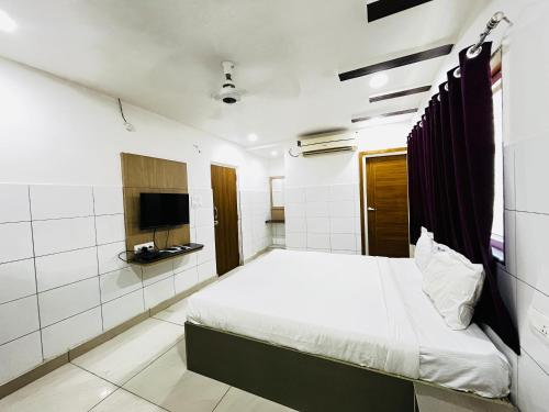 hotel royal suites and rooms near aig hospital gachibowli