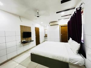hotel royal suites and rooms near aig hospital gachibowli
