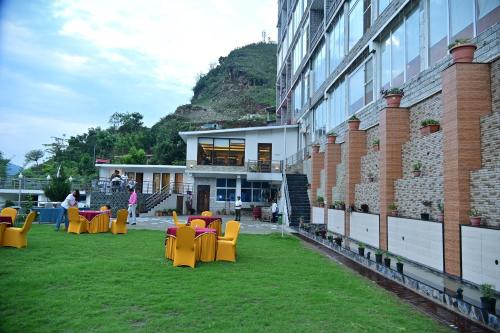 spt clarks inn suite mandi