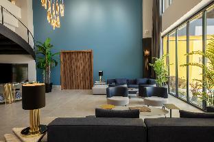 v center hotel