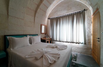 the niche cave hotel