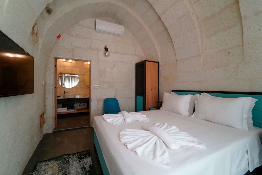 the niche cave hotel
