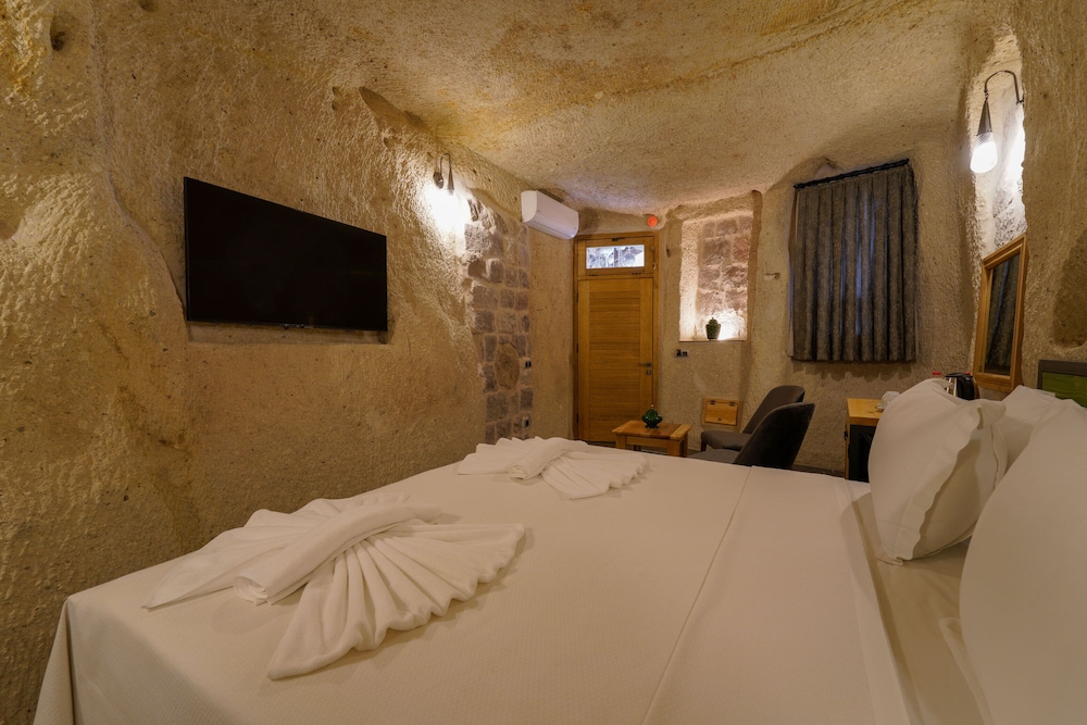 the niche cave hotel