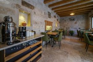 escape cave suites