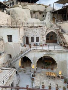 escape cave suites