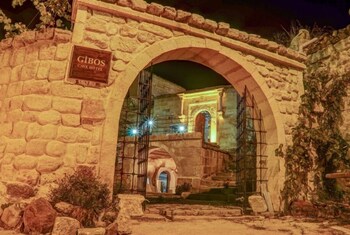 gibos cave hotel
