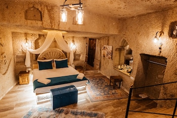bayar cave suites