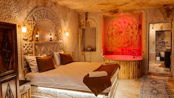 bayar cave suites