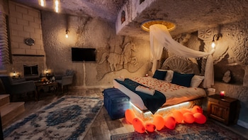 bayar cave suites