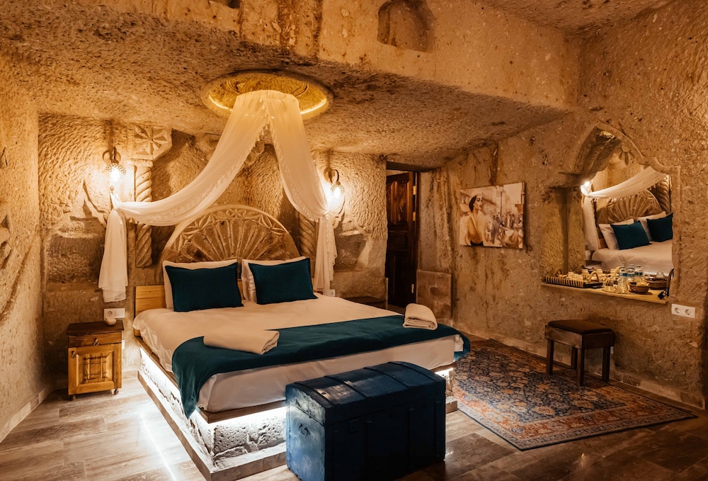 bayar cave suites