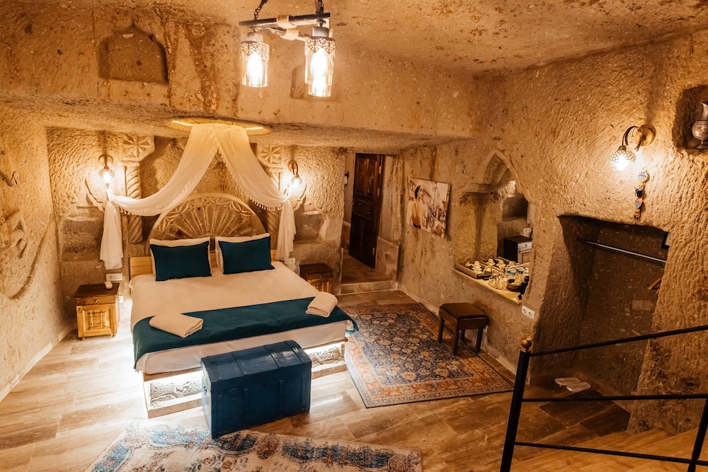 bayar cave suites