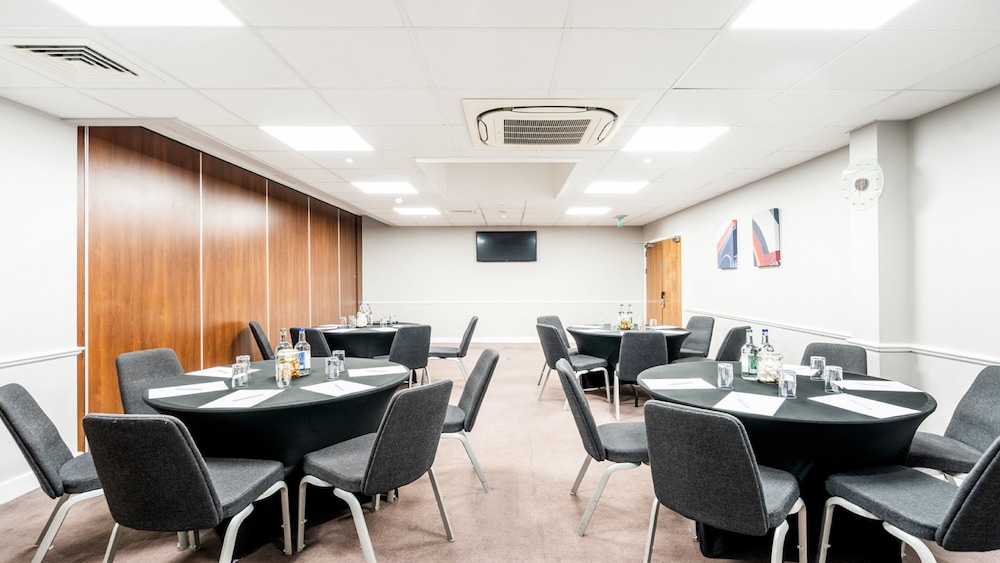 holiday inn london luton airport by ihg