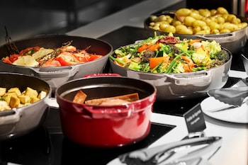 h4 hotel wyndham paris pleyel resort