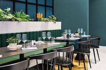 h4 hotel wyndham paris pleyel resort