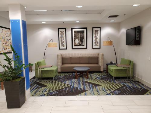 holiday inn express hotel and suites lynnwood by ihg