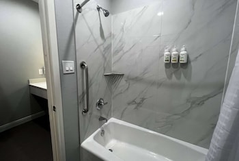 baymont by wyndham freeport texas