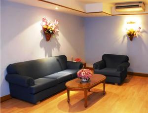 silom village inn