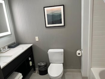 la quinta inn and suites by wyndham manchester