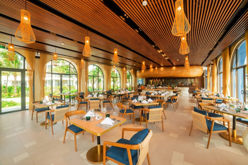 wyndham hoi an royal beachfront resort