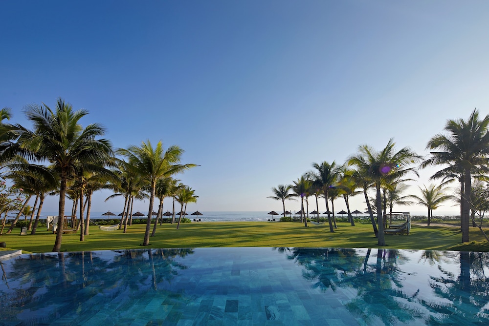 wyndham hoi an royal beachfront resort