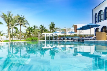 wyndham hoi an royal beachfront resort