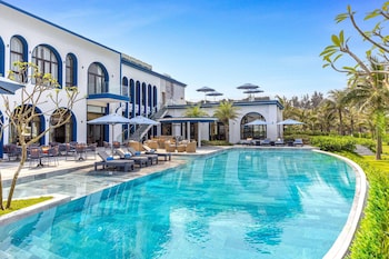 wyndham hoi an royal beachfront resort