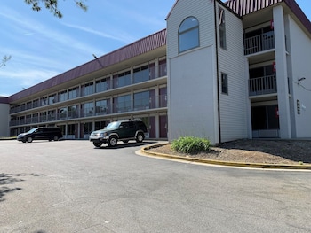 super 8 by wyndham baltimore northwest