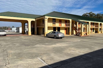 Days Inn & Suites By Wyndham Brewton