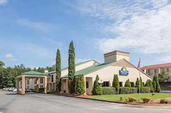 days inn and suites by wyndham norcross