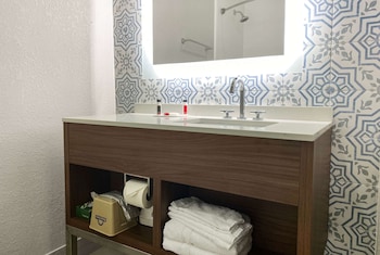 days inn and suites by wyndham norcross