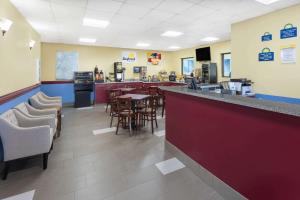 days inn and suites by wyndham norcross