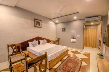 hotel gems suites