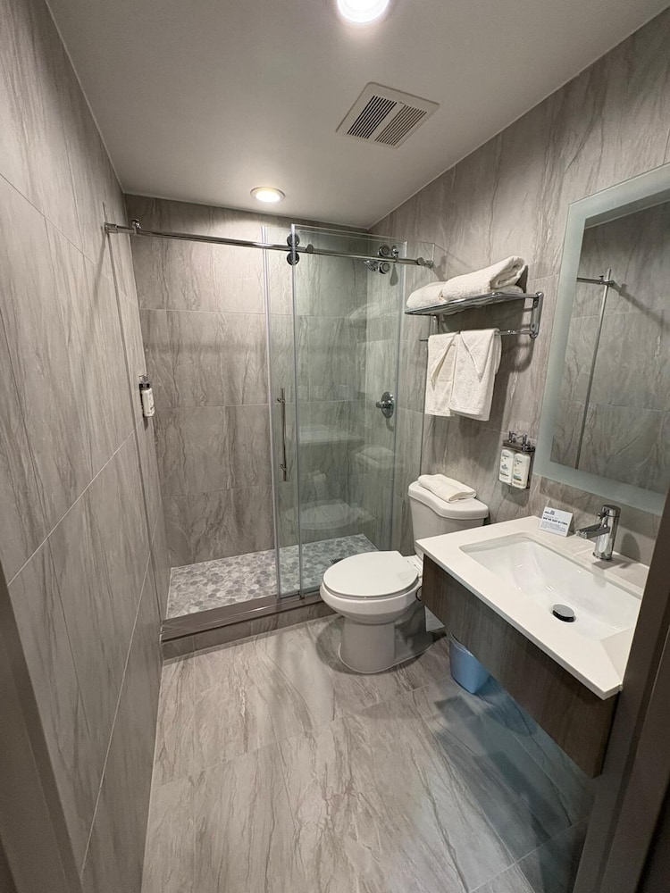 holiday inn express and suites bronx nyc an ihg hotel