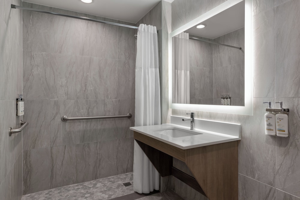 holiday inn express and suites bronx nyc an ihg hotel