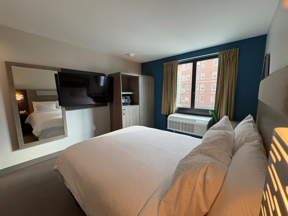 holiday inn express and suites bronx nyc an ihg hotel
