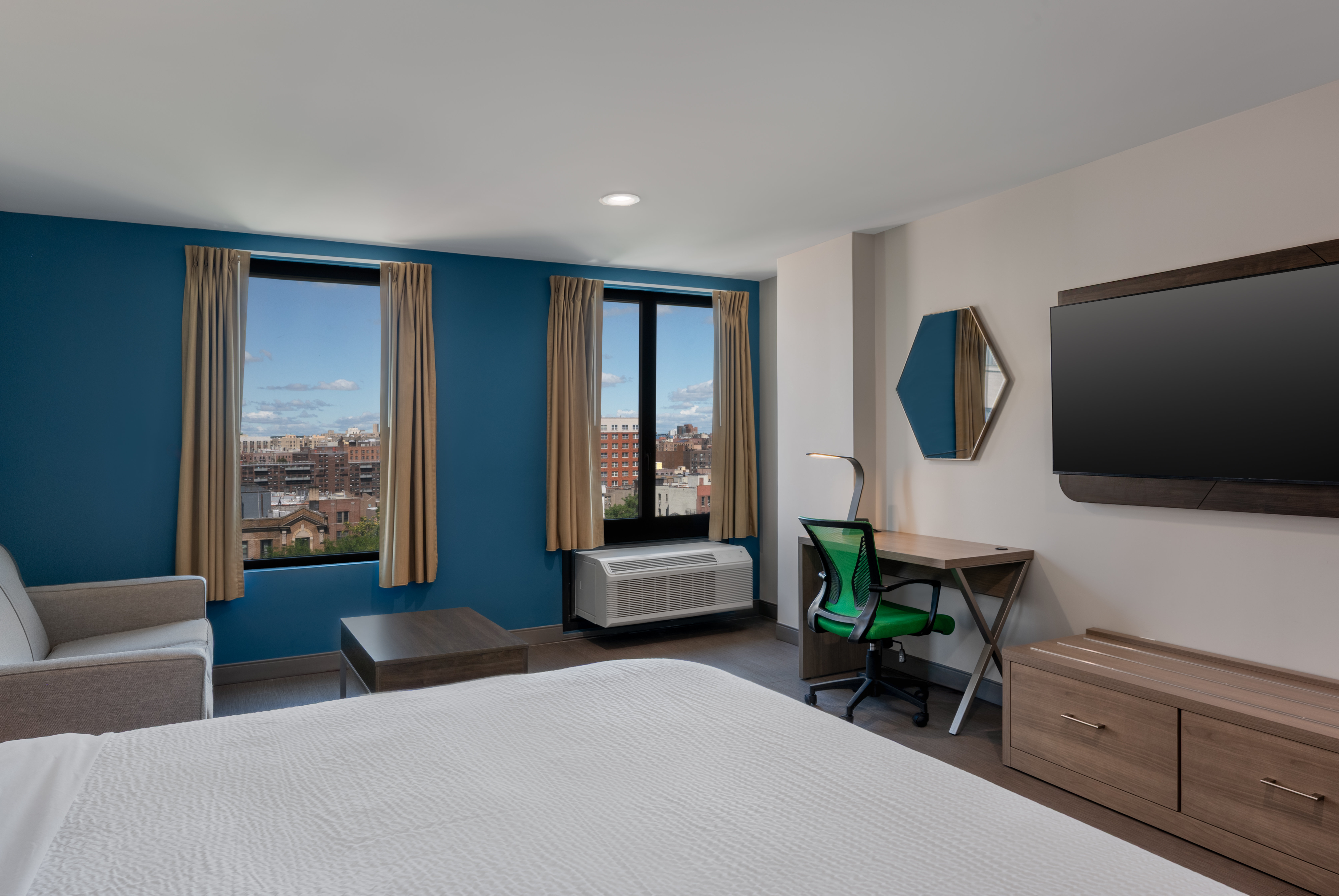 holiday inn express and suites bronx nyc an ihg hotel