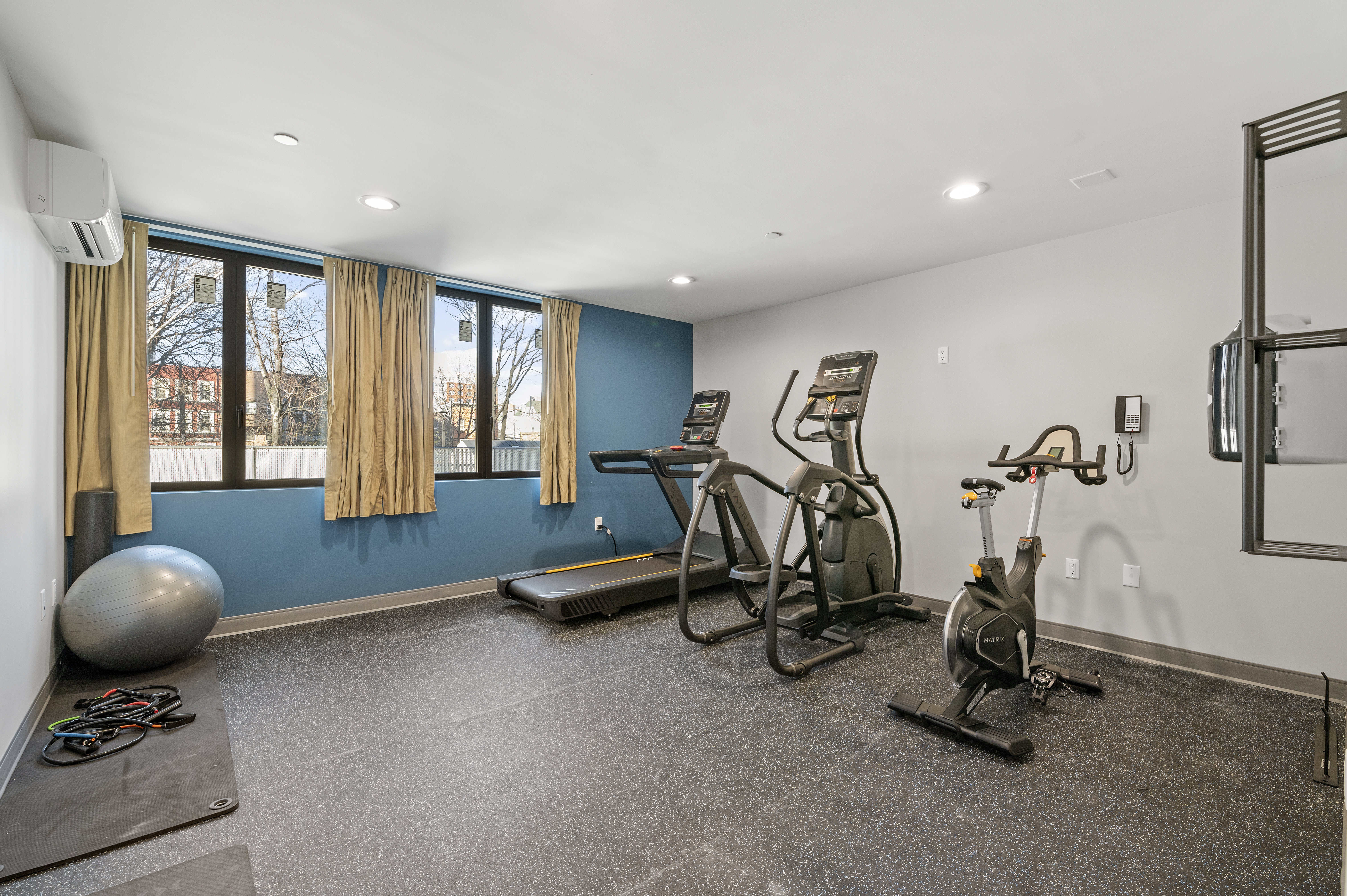 holiday inn express and suites bronx nyc an ihg hotel