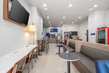 Holiday Inn Express And Suites Bronx Nyc, An Ihg Hotel,New York>>Bronx,2.5 star