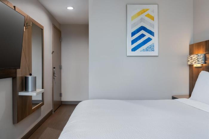 holiday inn express and suites bronx nyc an ihg hotel
