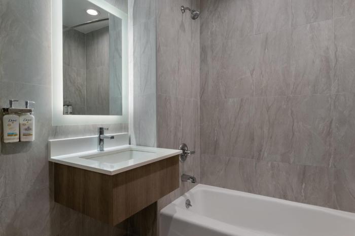 holiday inn express and suites bronx nyc an ihg hotel