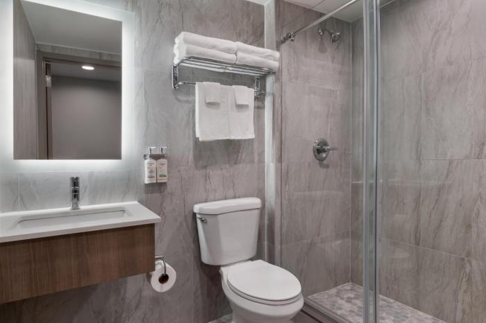 holiday inn express and suites bronx nyc an ihg hotel