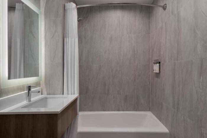 holiday inn express and suites bronx nyc an ihg hotel