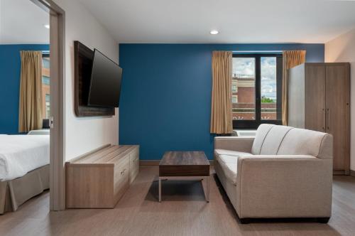 holiday inn express and suites bronx nyc an ihg hotel