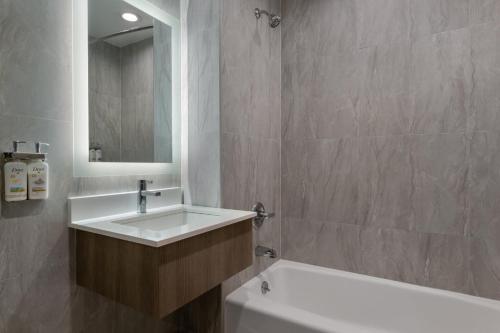holiday inn express and suites bronx nyc an ihg hotel